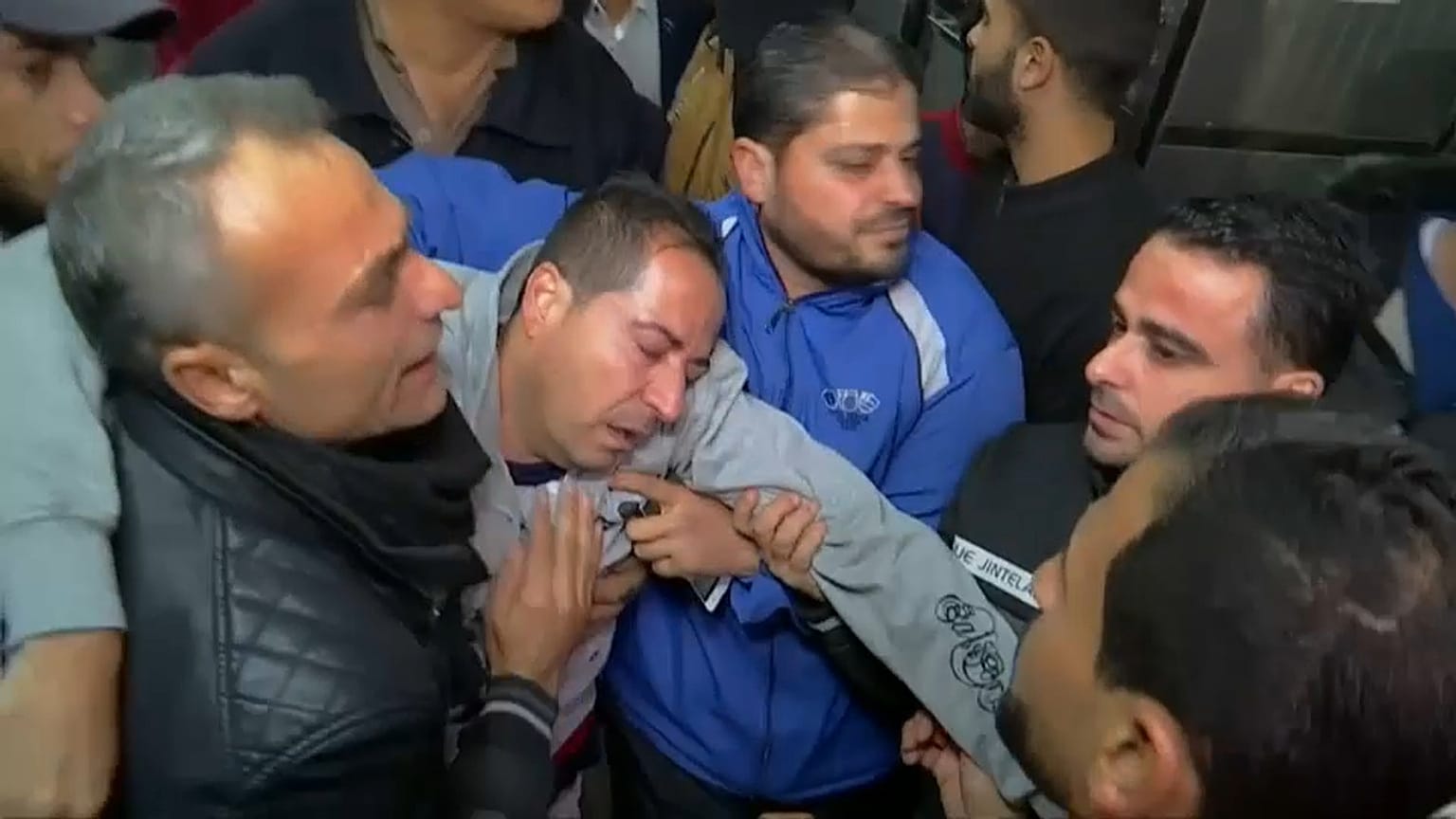 فلسطيني يقع مغشيا عليه من أثر الصدمة غزة