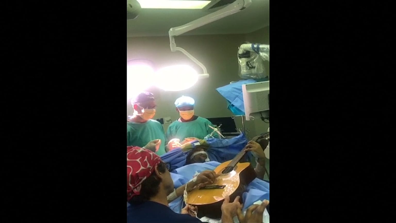 Video | Ünlü cazcı Musa Manzini beyin ameliyatı sırasında gitar çaldı