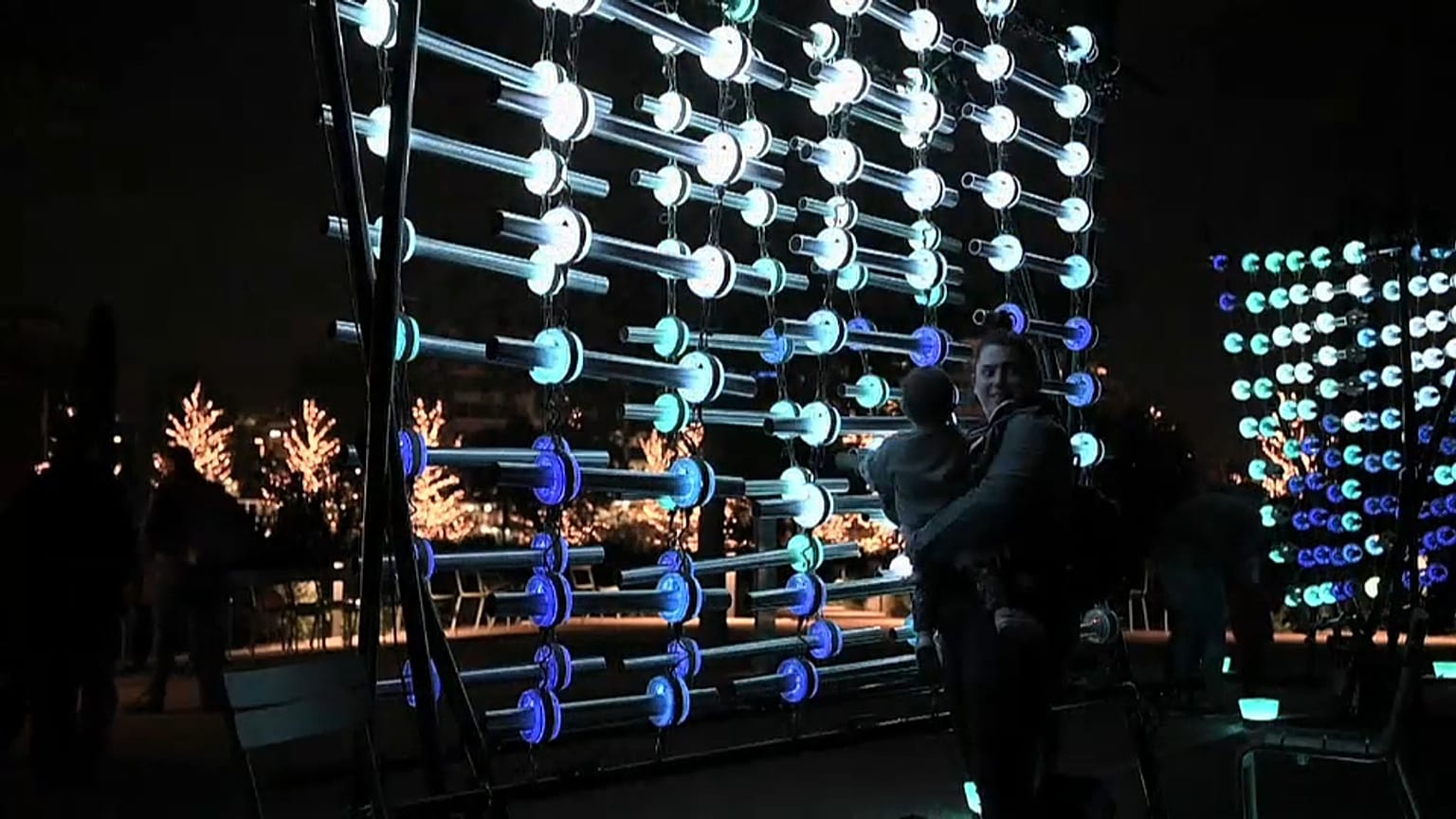 Le decorazioni futuriste del natale ad Atene