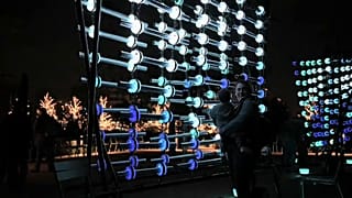 Le decorazioni futuriste del natale ad Atene