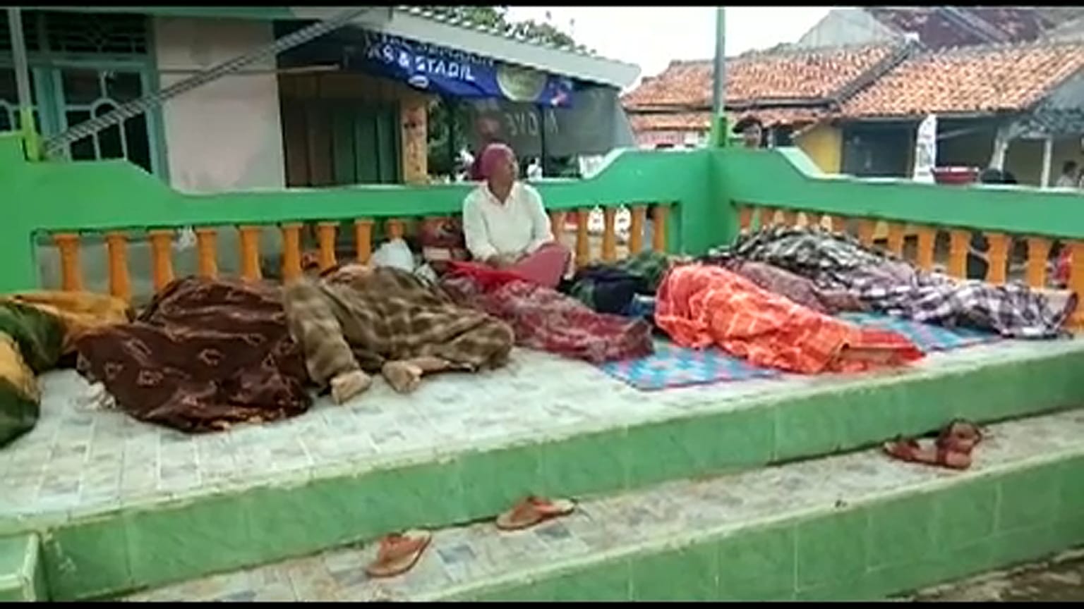 Über 220 Todesopfer durch Tsunami in Indonesien