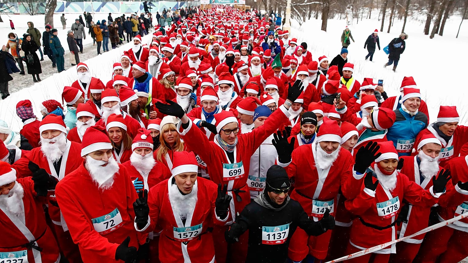 Thousands join annual Santa run in St Petersburg
