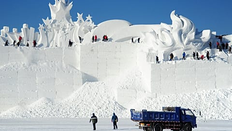 The Chinese activity of splashing water onto extremely cold ice