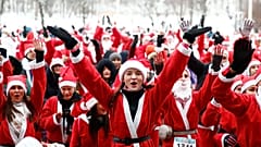 St. Petersburg'da Noel Baba istilası