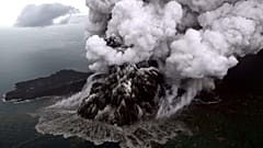 Unterseeischer Erdrutsch und dazu eine Springflut - Ursachen des Tsunami