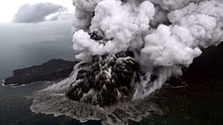 Unterseeischer Erdrutsch und dazu eine Springflut - Ursachen des Tsunami