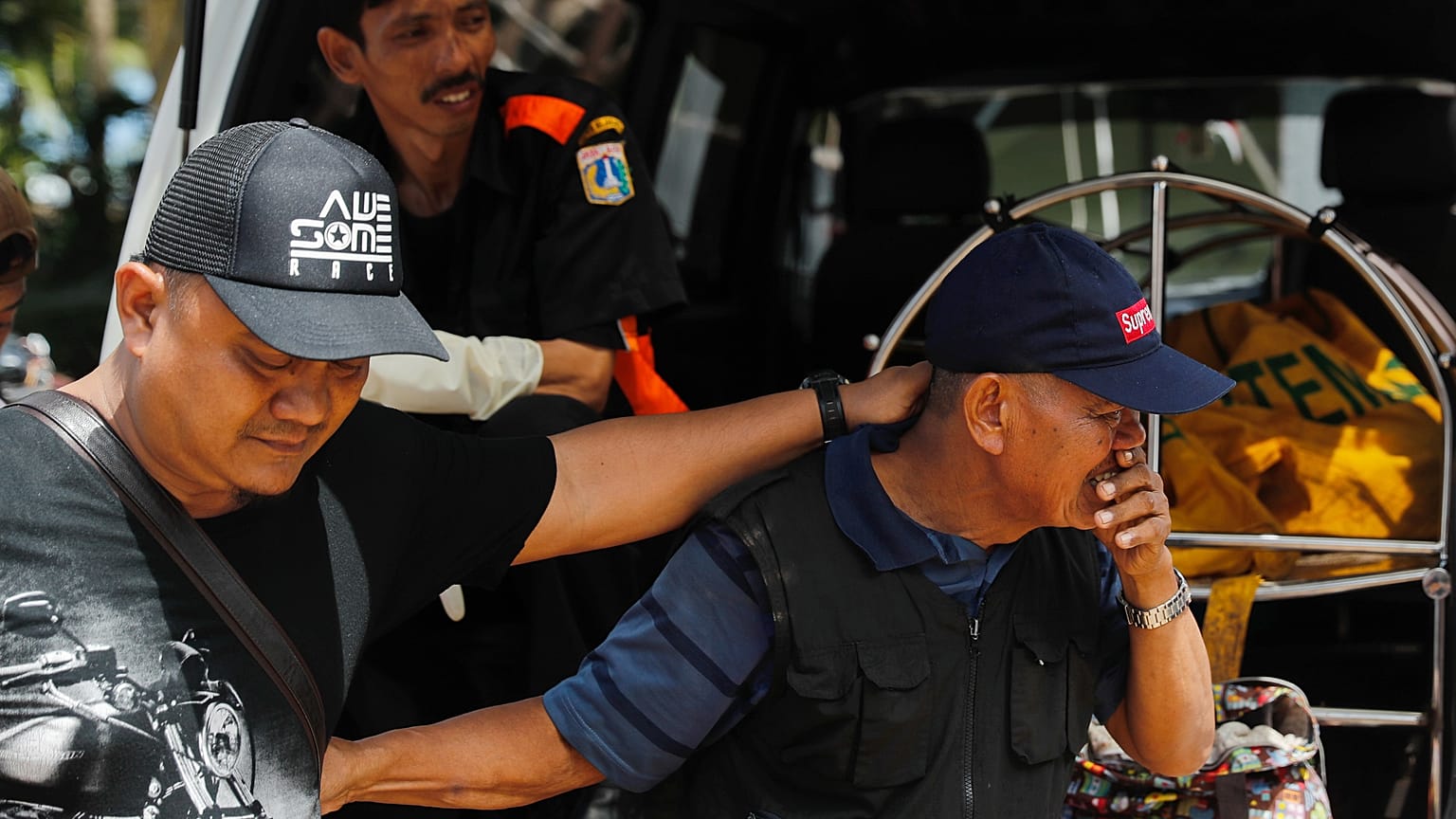Los muertos por el tsunami en Indonesia ascienden a 373