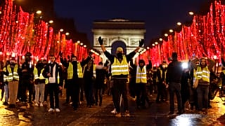 Francia: Macron si appella alla calma e all'unità mentre condanna le violenze sugli agenti