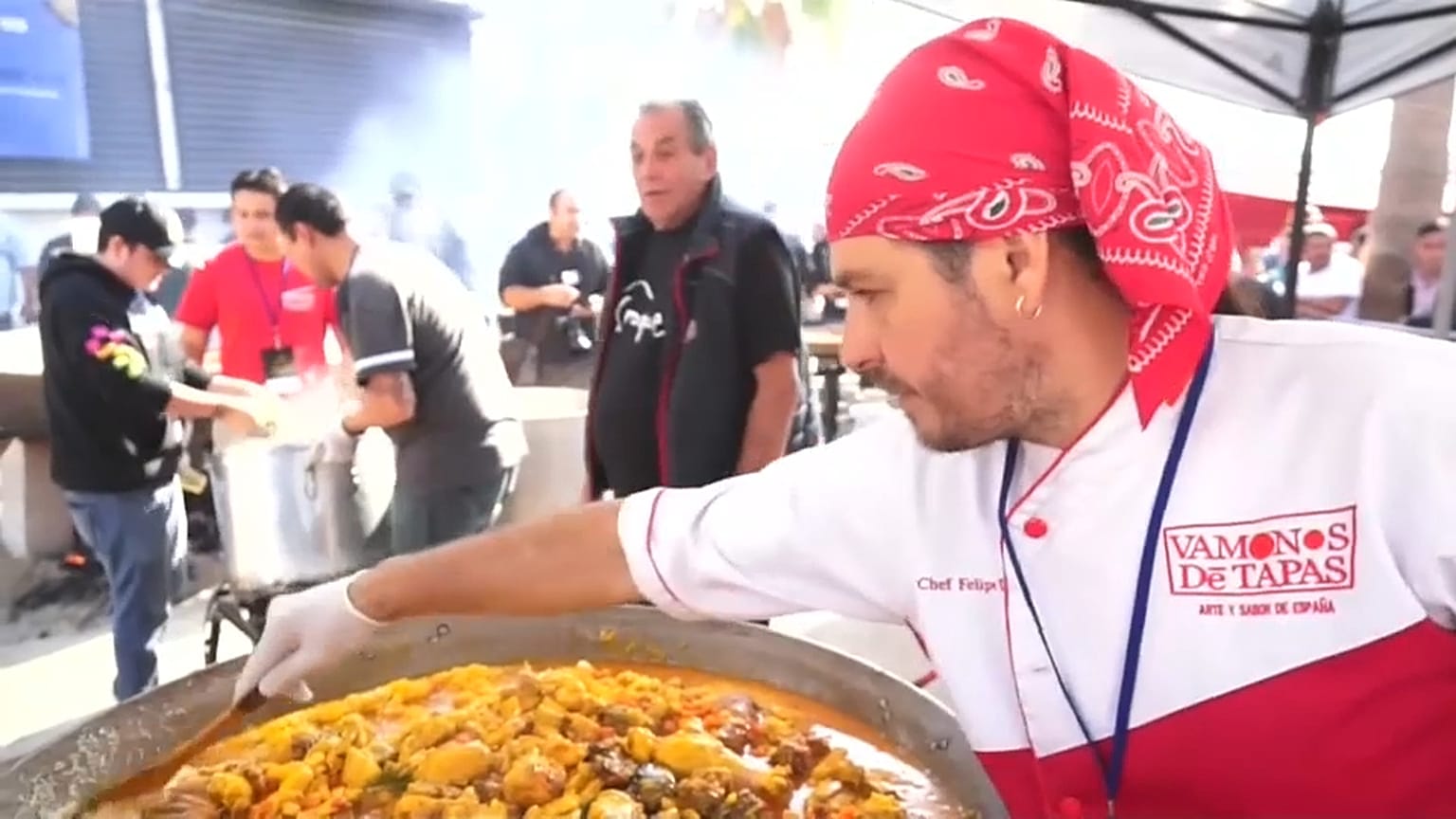 بعيدا عن جدار ترامب.. وجبات "باييلا بلا حدود" للمهاجرين العالقين على الحدود الأمريكية