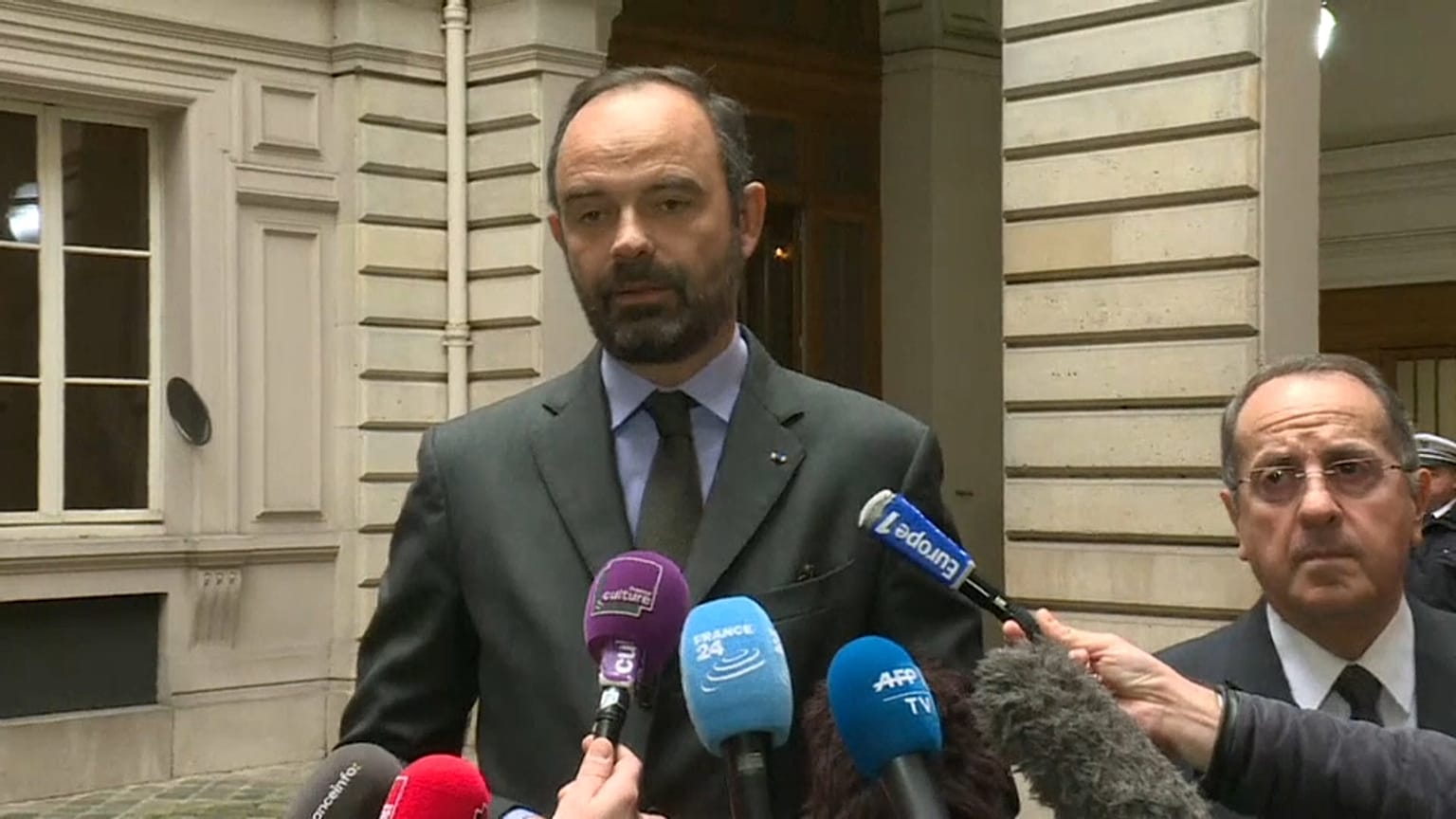 Gilets jaunes : Edouard Philippe veut "un retour à l'ordre"