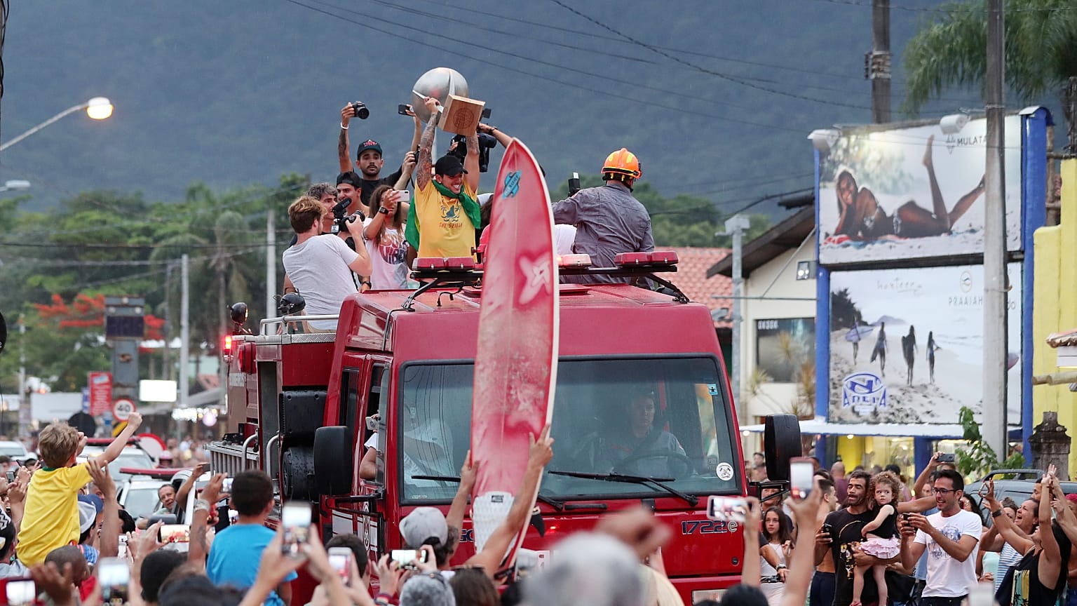 Surf : Gabriel Medina reçu en héros au Brésil