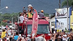Surf : Gabriel Medina reçu en héros au Brésil
