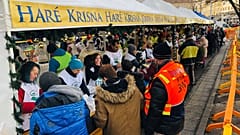 Sok érdeklődő az ételosztáson a budapesti Blaha Lujza téren