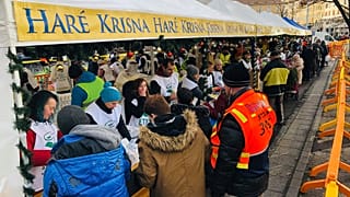 Sok érdeklődő az ételosztáson a budapesti Blaha Lujza téren
