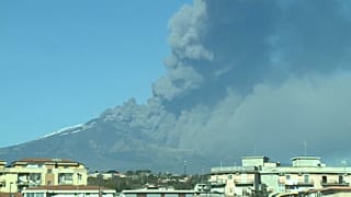 Etna, spettacolare eruzione e sciame sismico