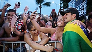 Begeistert empfangen: Surfweltmeister wieder zu Haus