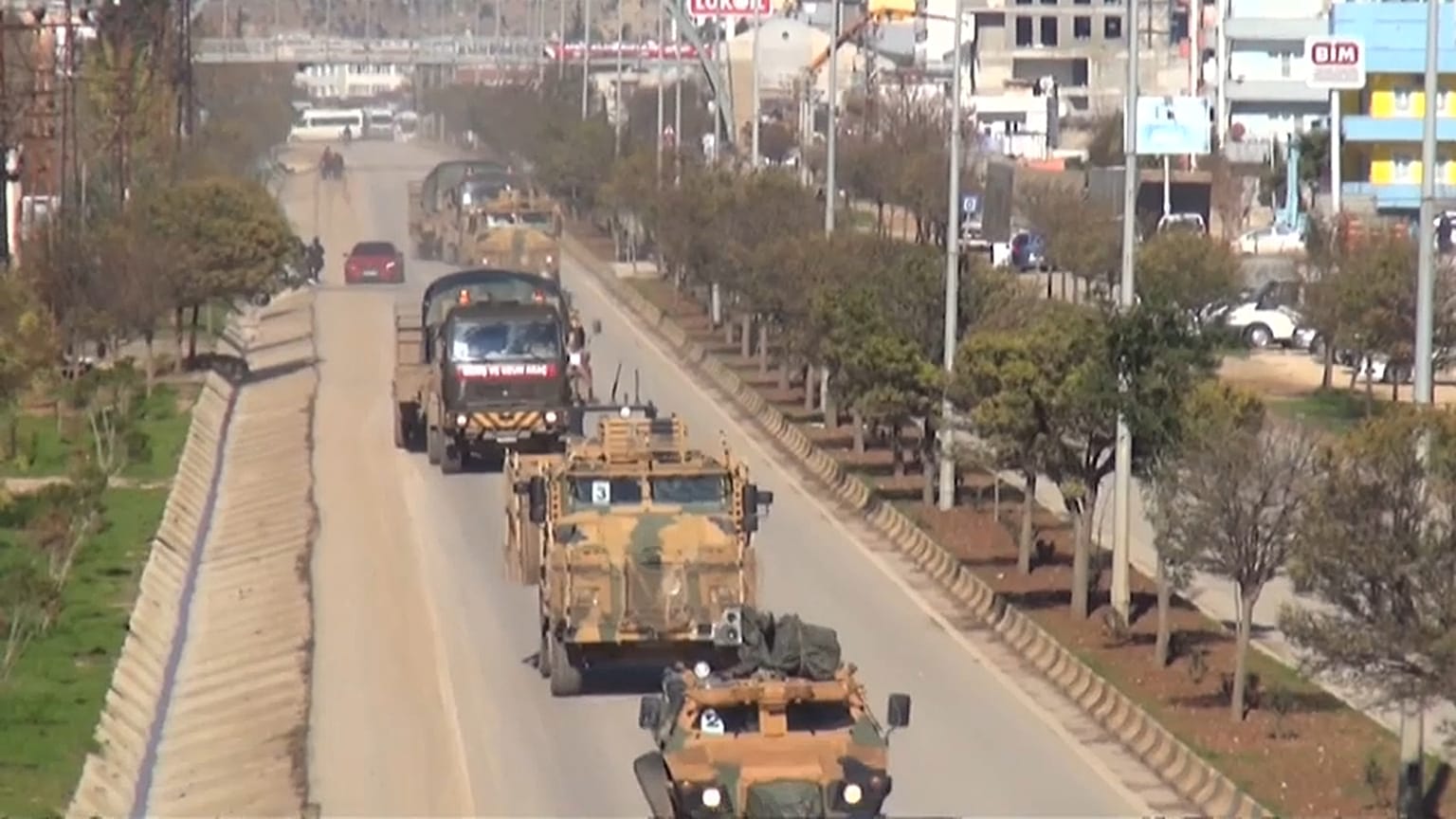 شاهد: التعزيزات العسكرية التركية على جانبي الحدود مع سوريا