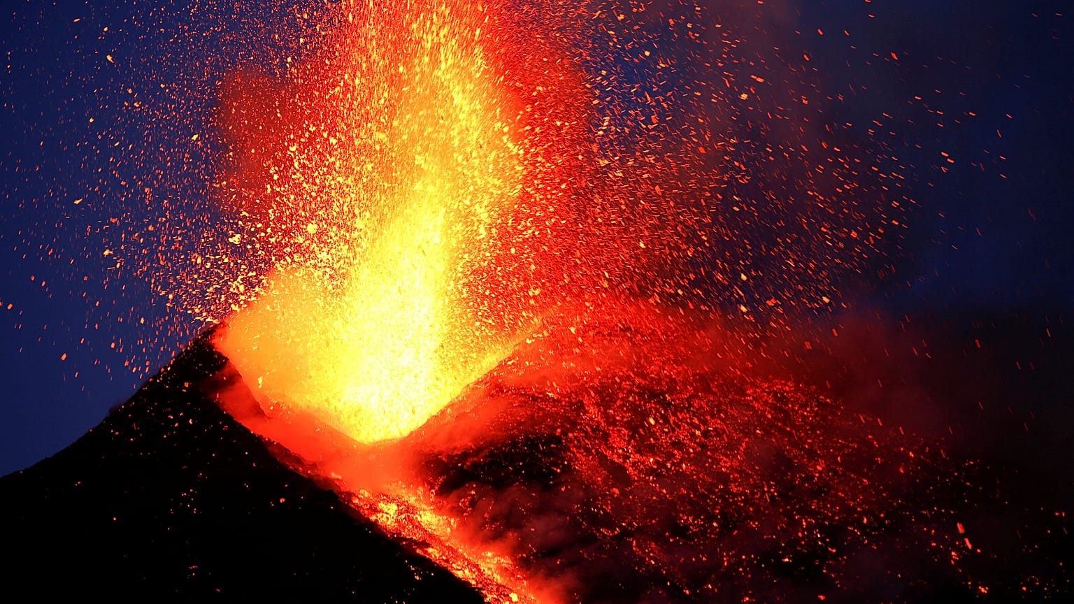 El Etna llena de ceniza las calles de Catania