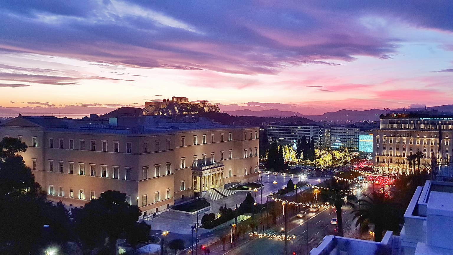Αυξημένη η εορταστική κίνηση στην αγορά της Αθήνας
