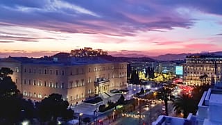 Αυξημένη η εορταστική κίνηση στην αγορά της Αθήνας
