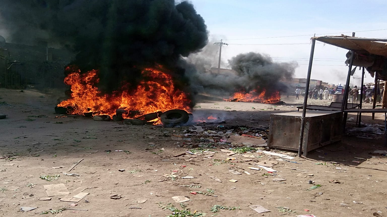 الشرطة السودانية تفرق متظاهرين ونقابات تستعد للاحتجاج مجددا الثلاثاء