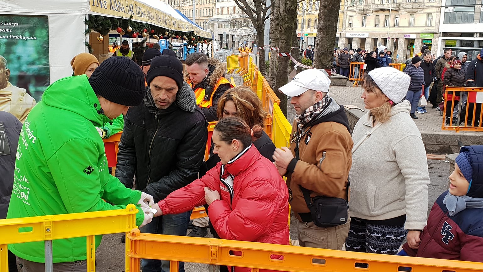 Kedden is 1600 tál ételt osztottak szét a krisnások