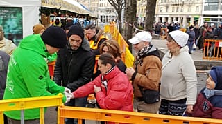 Kedden is 1600 tál ételt osztottak szét a krisnások