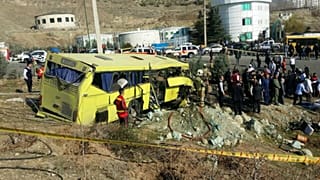 واژگونی اتوبوس در واحد علوم و تحقیقات دانشگاه آزاد تهران ۹ کشته بر جای گذاشت