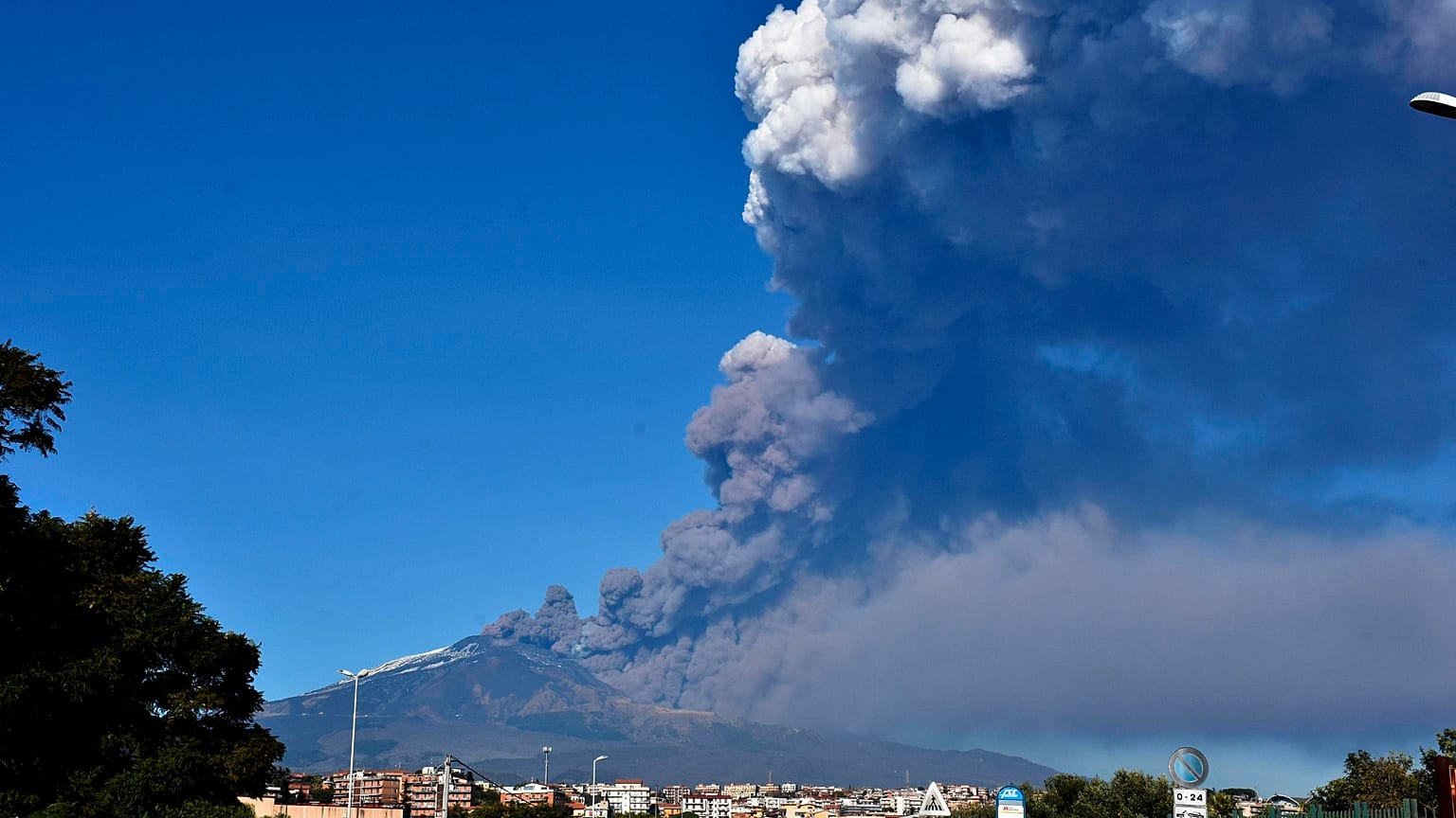 Etna Yanardağı'nın kapattığı havalimanı tekrar faaliyette