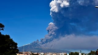 Etna Yanardağı'nın kapattığı havalimanı tekrar faaliyette