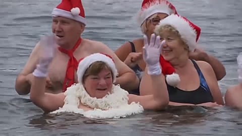 „Berliner Robben“ - Weihnachtsschwimmen bei 4,9 Grad