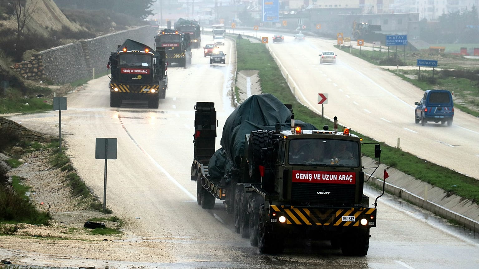 Suriye sınırına askeri sevkiyat sürüyor