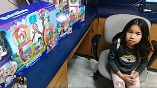Мексиканка получила подарки, запустив воздушный шарик через границу с США