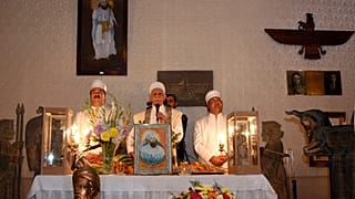 عکس از رویترز نمایی از مراسم زرتشتیان در سال ۲۰۰۳ در تهران 