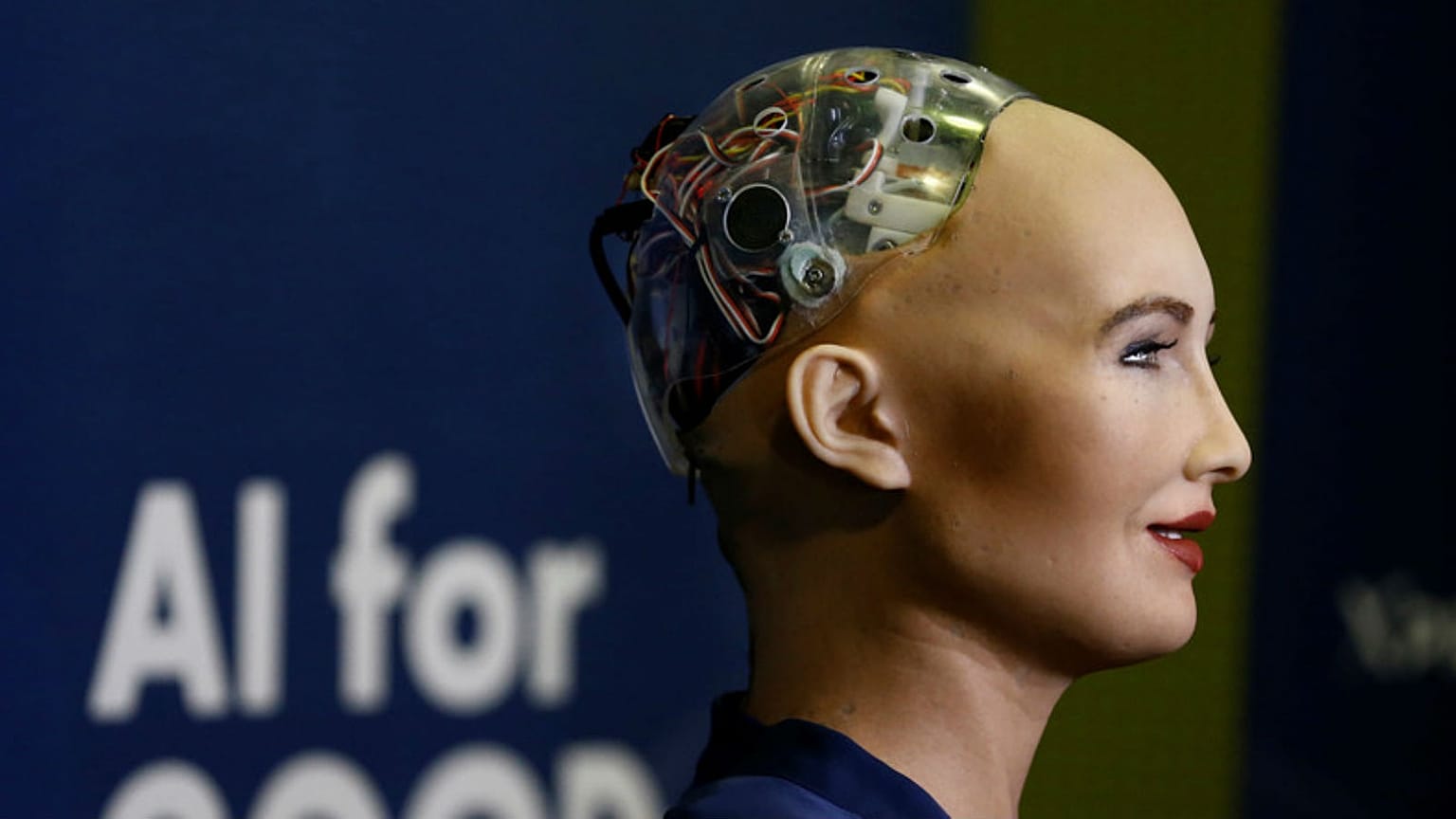Suudi Arabistan'ın ilk robot memuru mesaiye başladı
