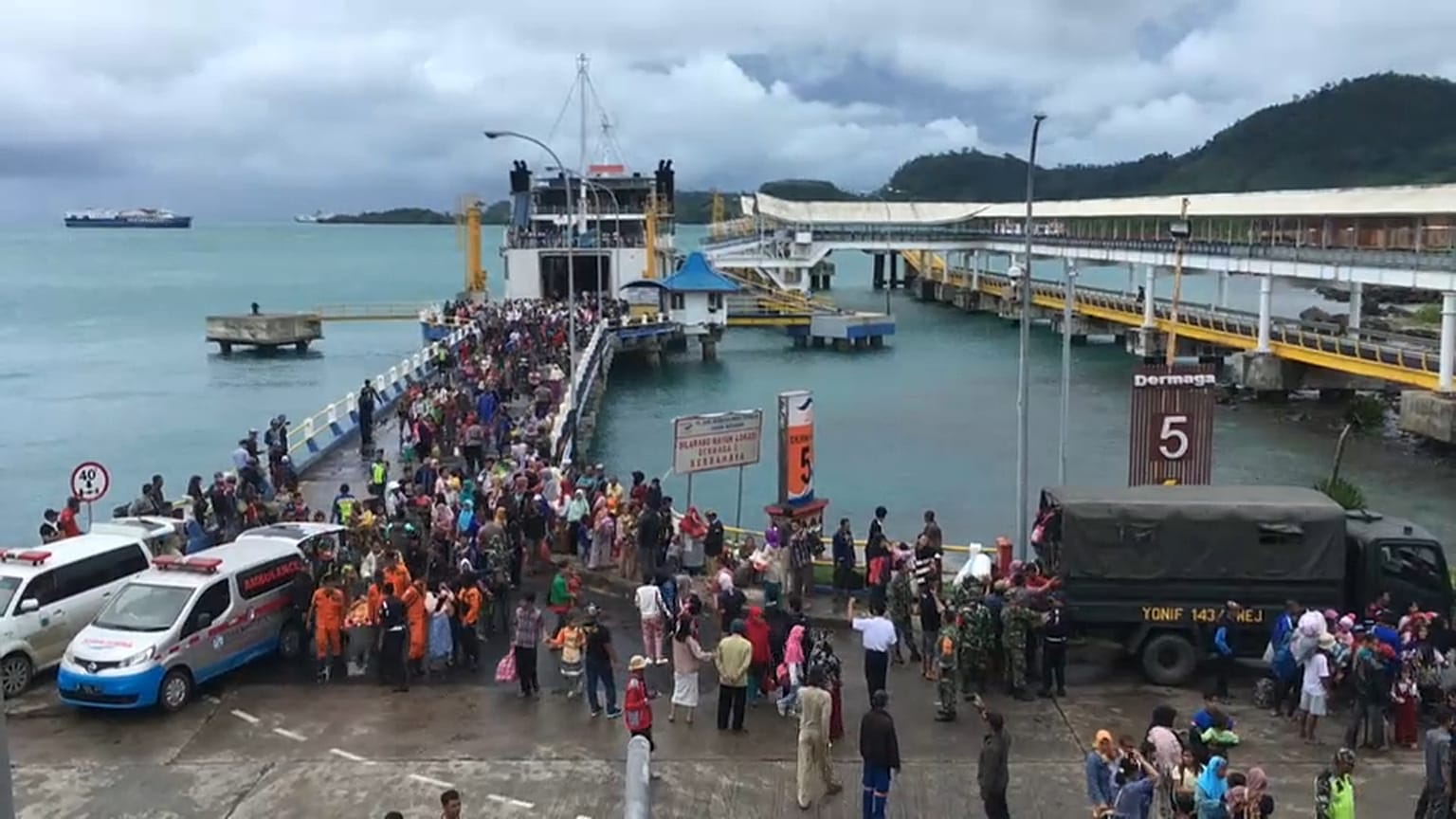 Soccorsi in difficoltà e allerte costanti in Indonesia