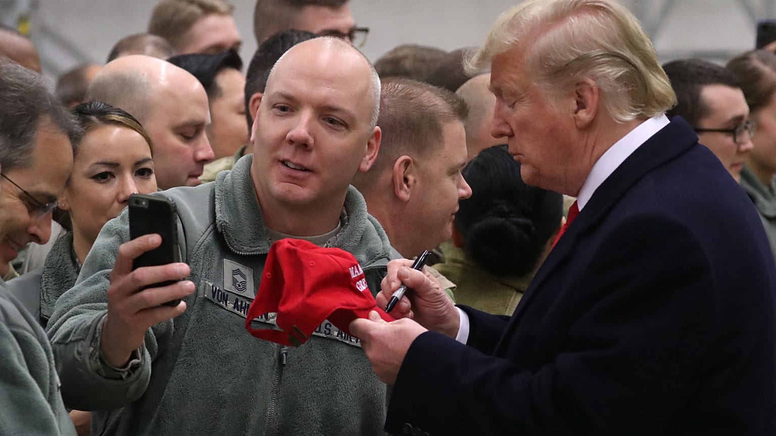 Ramstein: "Hallo, Leute" - Trumps Zwischenstopp in Deutschland