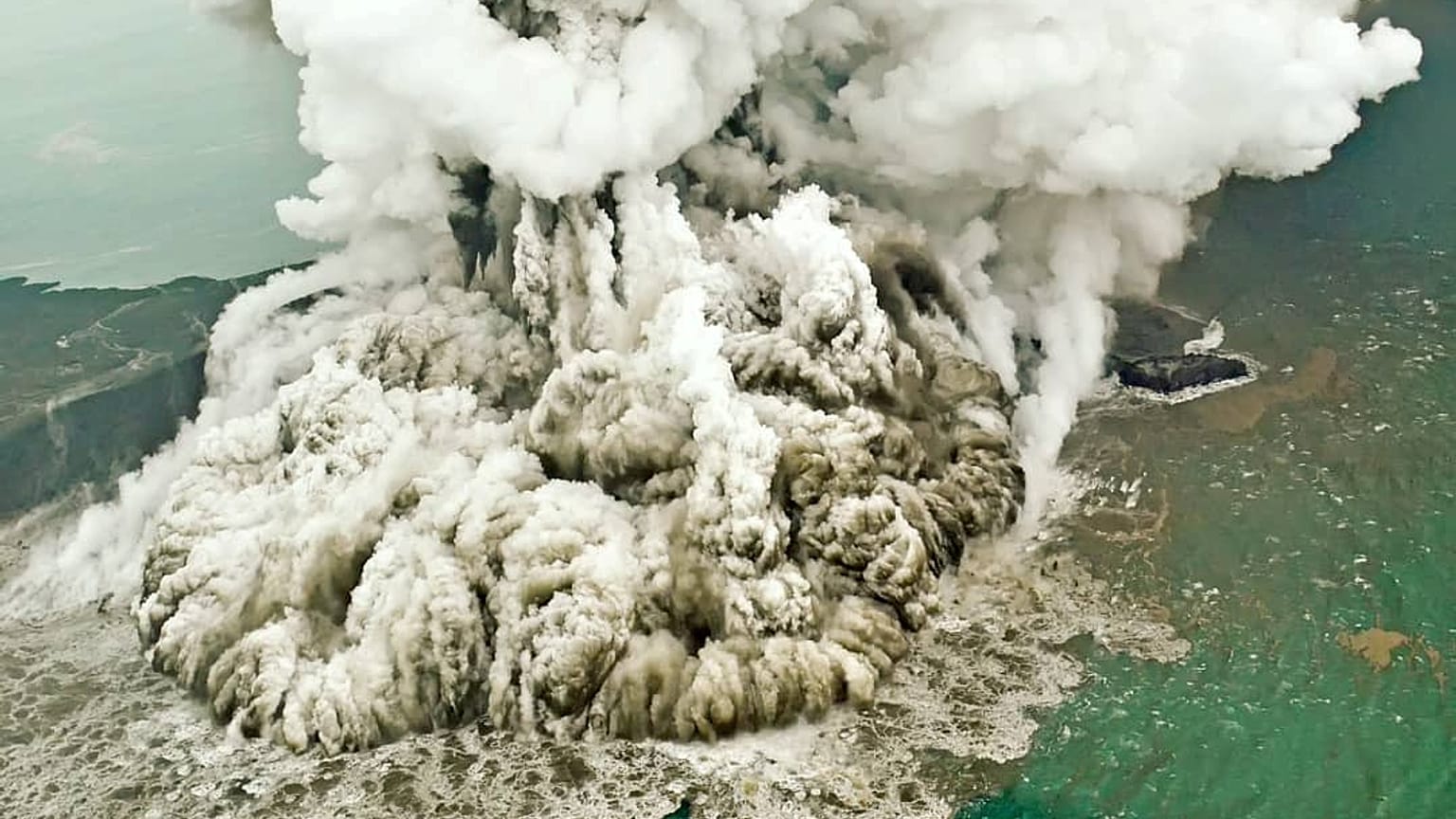 Átirányították a repülőjáratokat a Krakatau térségéből