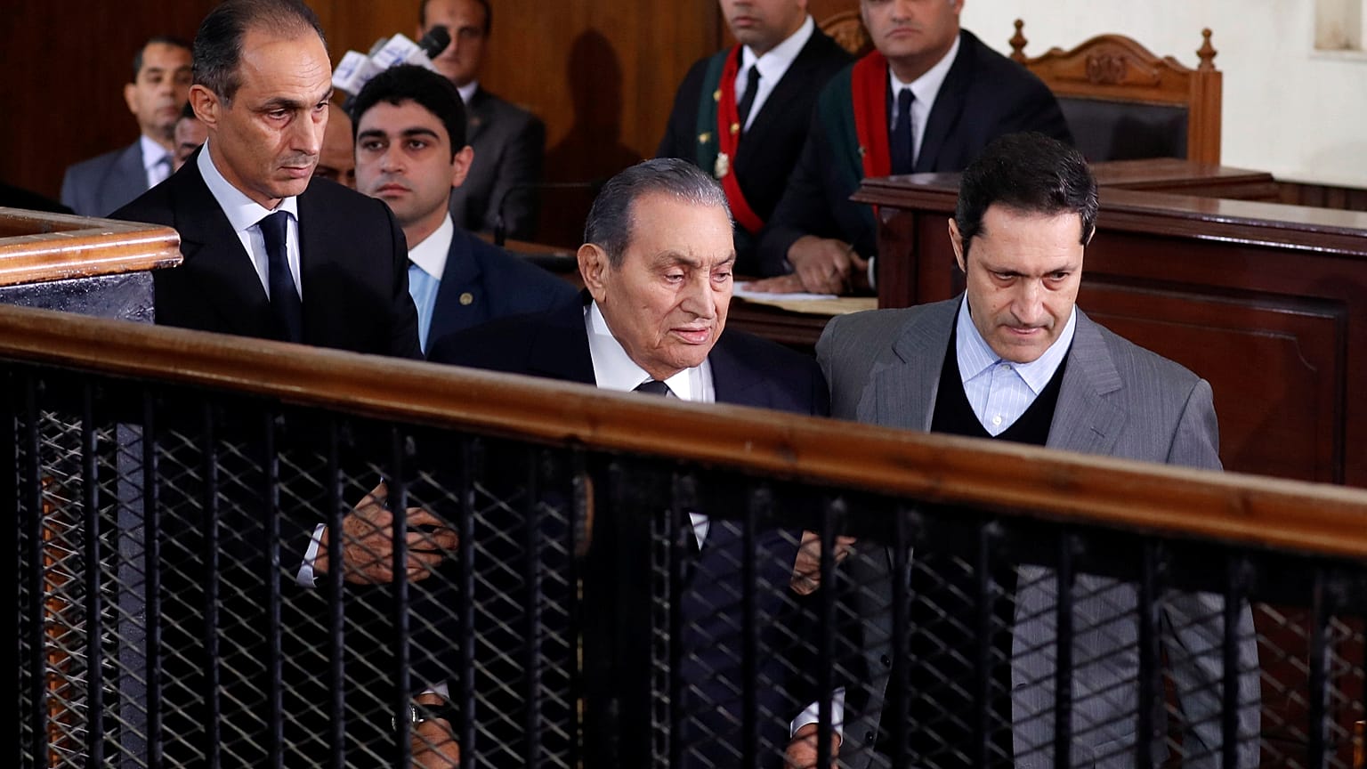 مبارك يشهد على "عصره" ضد مرسي .. وشهادته ومظهره يثيران الجدل