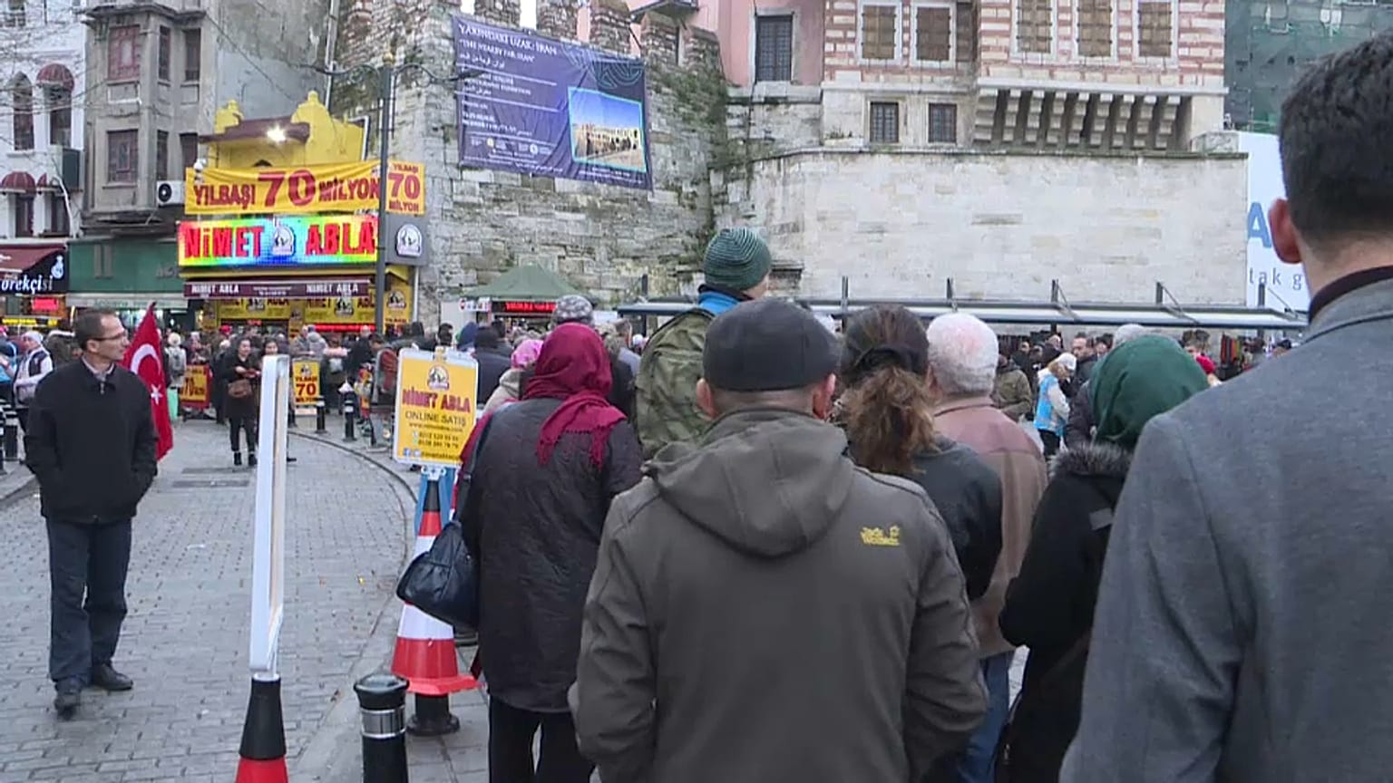 Video | Nimet Abla piyangoyu hiç ıskalamıyor: Yeni yıl öncesi yine uzun kuyruklar 
