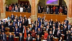 Ellenzéki képviselők a munka törvénykönyvének módosításáról való szavazáson