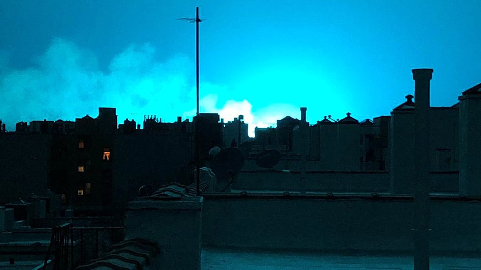 Une explosion colore le ciel de New-York