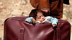 Suriye'nin Doğu Guta kentindeki çatışmalardan kaçan bir aile 