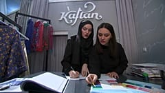 الأختان عادلوفيتش تكسرا التقاليد بأزياء لا يحد تنوعها من تميزها