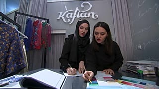 الأختان عادلوفيتش تكسرا التقاليد بأزياء لا يحد تنوعها من تميزها