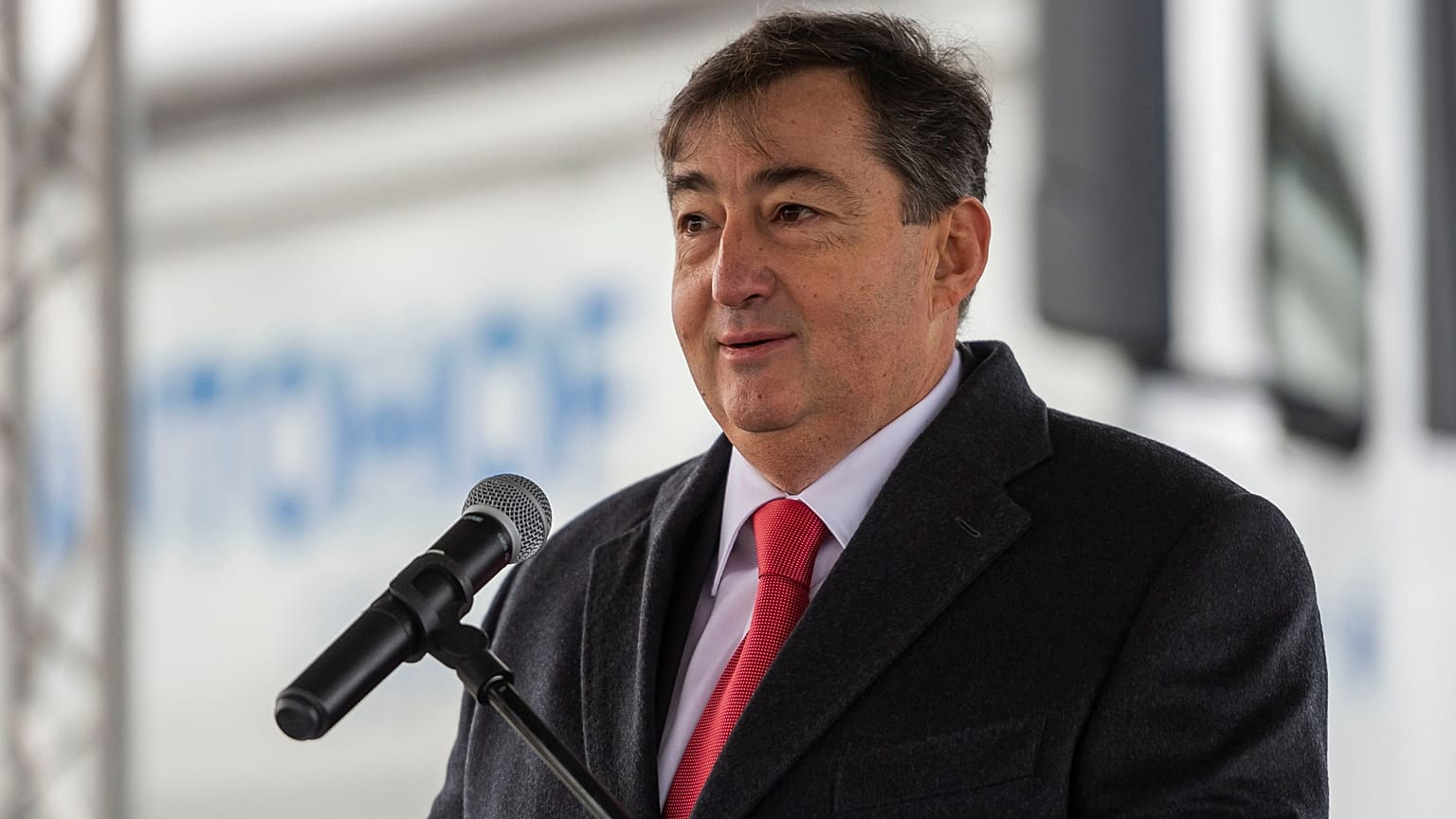 Mészáros Lőrinc beszédet mond egy kamionos pihenőhely átadásán