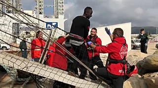 Imagen de uno de los migrantes desembarcando del Open Arms en Algeciras