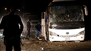 مقتل 3 فيتناميين ومرشد سياحي في انفجار استهدف حافلة في مصر