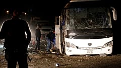 Az egyiptomi turistabusz roncsát nyomrögzítők vizsgálják, rendőrök őrzik