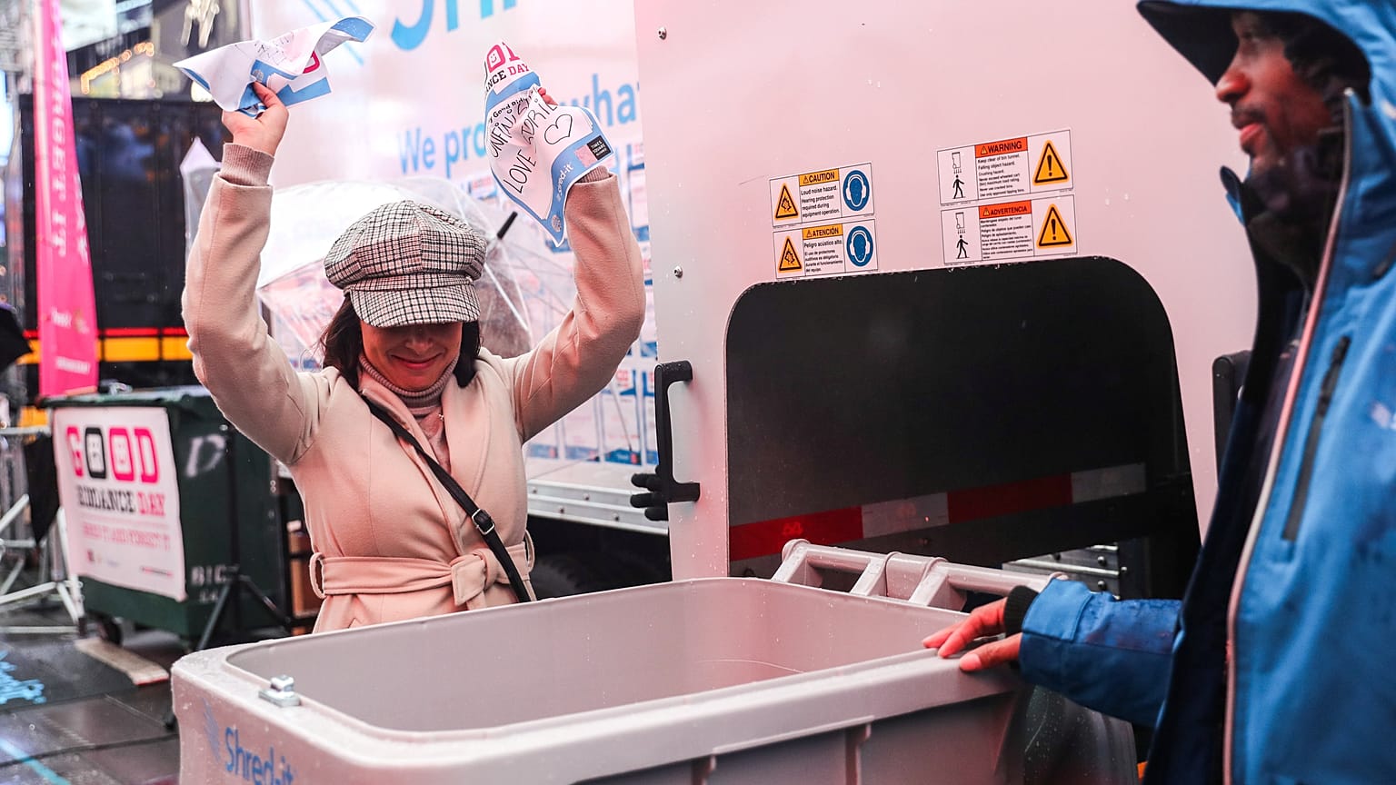 Una mujer participa en el Día oficial para deshacerse de las cosas malas 